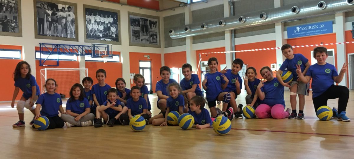 gruppo bambini del corso pallavolo di acquafredda